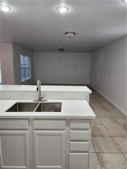 Building Photo - 870 Marina Dr