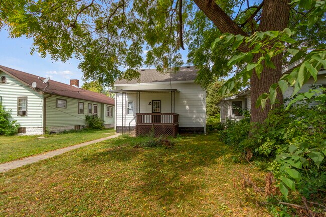 Building Photo - 1537 E Legrande Ave