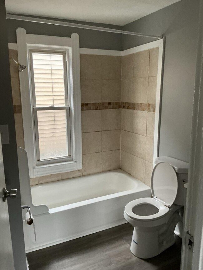 Building Photo - 1237 E 112th St