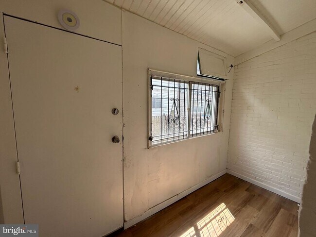 Building Photo - 2817 N Stillman St