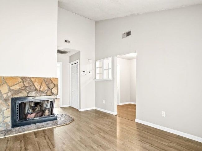 Building Photo - 115 Susan Dr