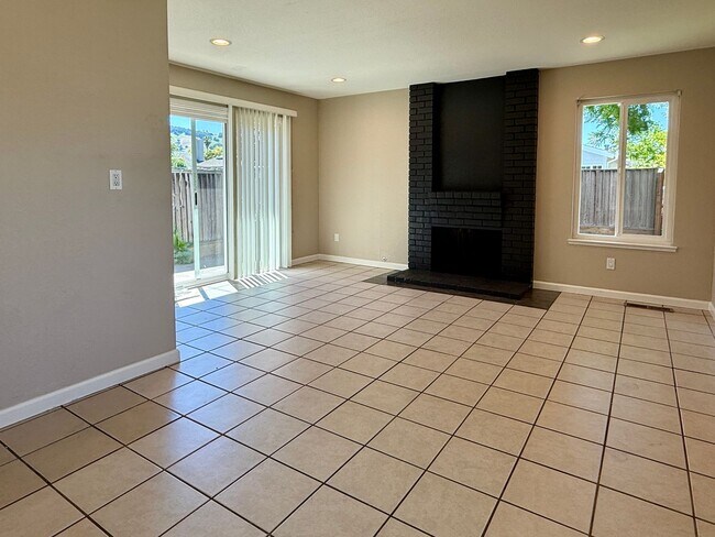 Building Photo - Updated 3 Bedroom 2 Bath Blossom Valley Duplex w/Private Yard