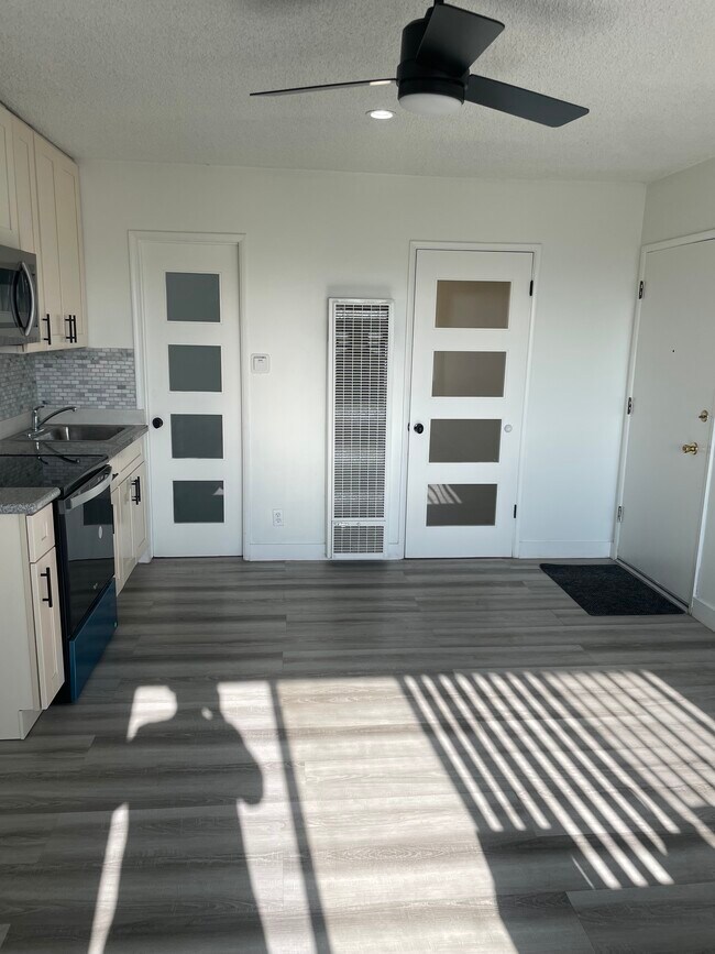 Building Photo - 305 E Plymouth St