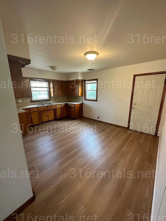Building Photo - $1,025 - 4 bedroom / 1 bathroom - Single F...