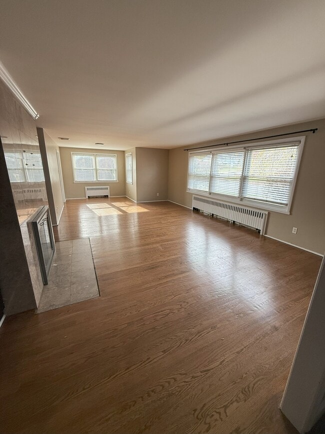 Building Photo - 6 Wells Farm Dr