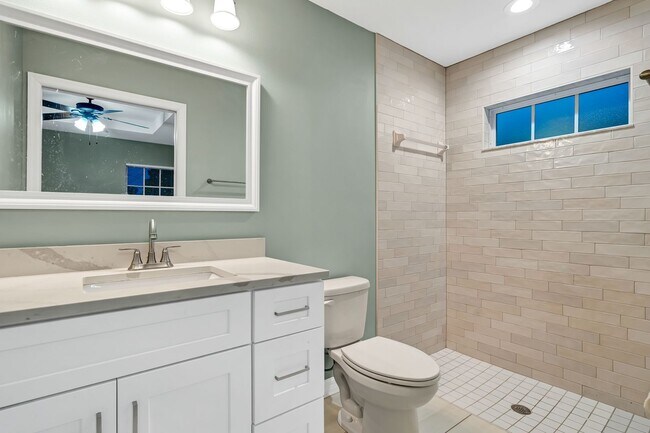 Building Photo - Charming Bungalow Across from Love Park – ...