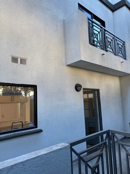 Building Photo - 111 S Oak Knoll Ave