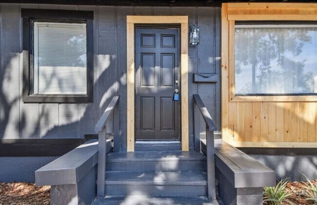 Building Photo - Housing Voucher Accepted: Charming 4-Bedroom Home in Saint Petersburg