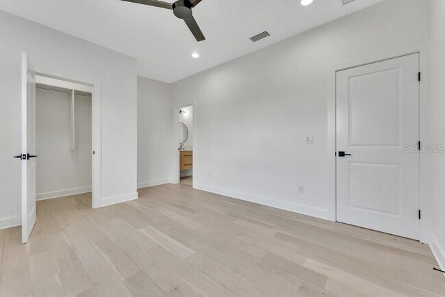 Building Photo - 10468 SW 32nd Ave