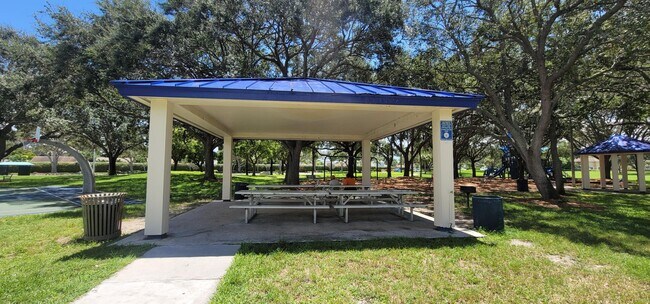 Building Photo - 1523 Meadows Cir