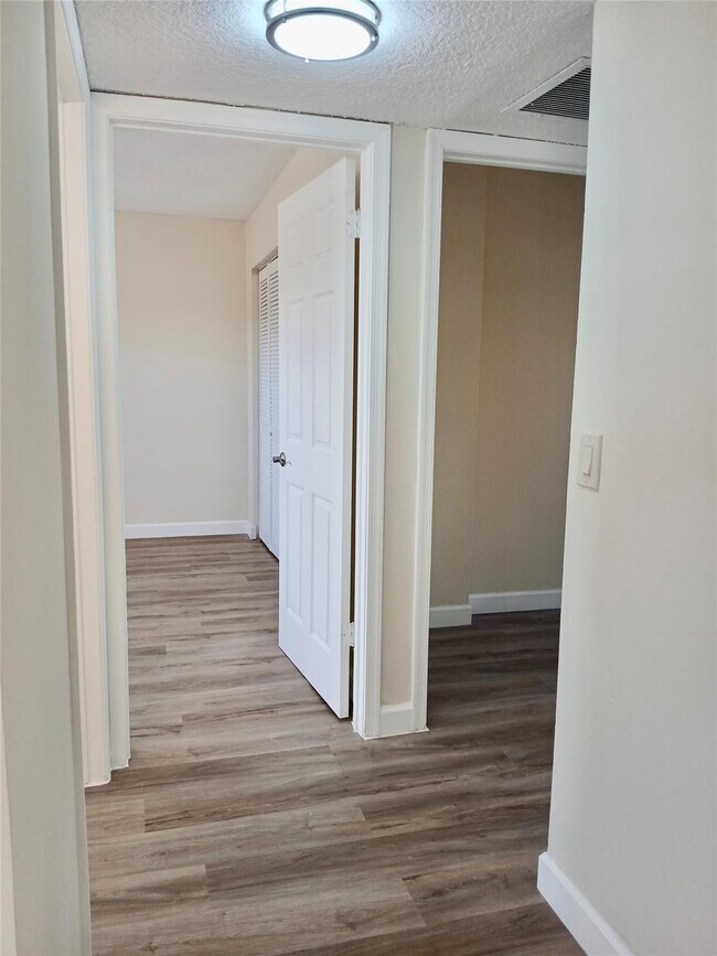 Building Photo - 4131 Oak Terrace Dr