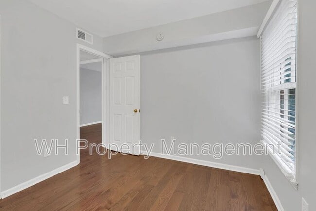 Building Photo - 1620 18th Ave S