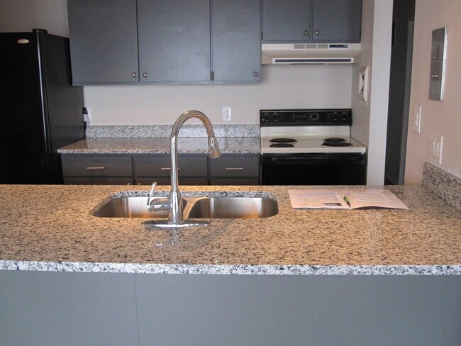 Building Photo - 820 Cliffs Dr