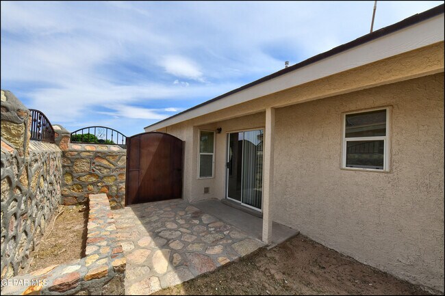 Building Photo - 683 Teichelkamp Dr