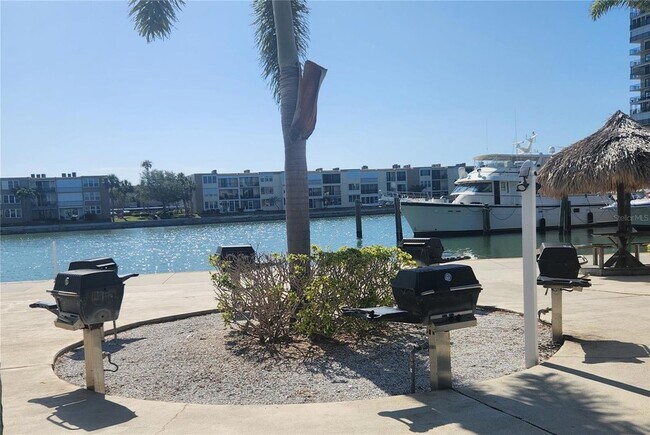 Building Photo - 7645 Sun Island Dr S