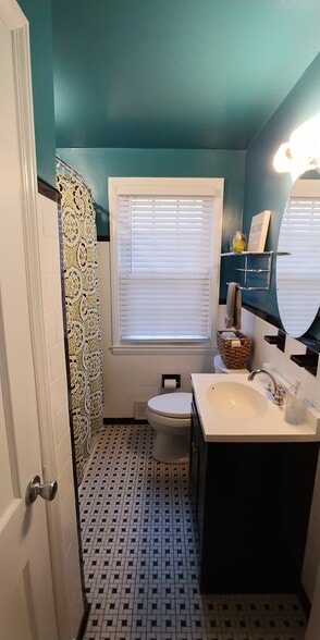 Hall bath - 171 Dumbarton Rd