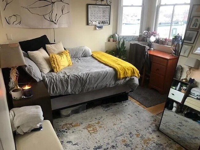 Building Photo - South End 3bed / 1bath available September 2026