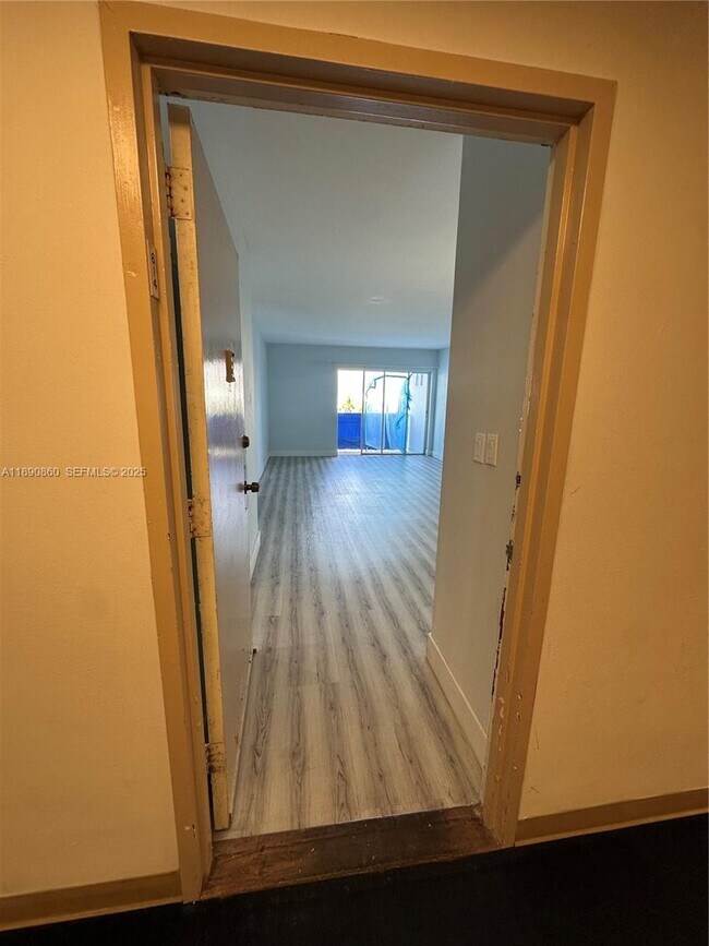 Building Photo - 400 Kings Point Dr