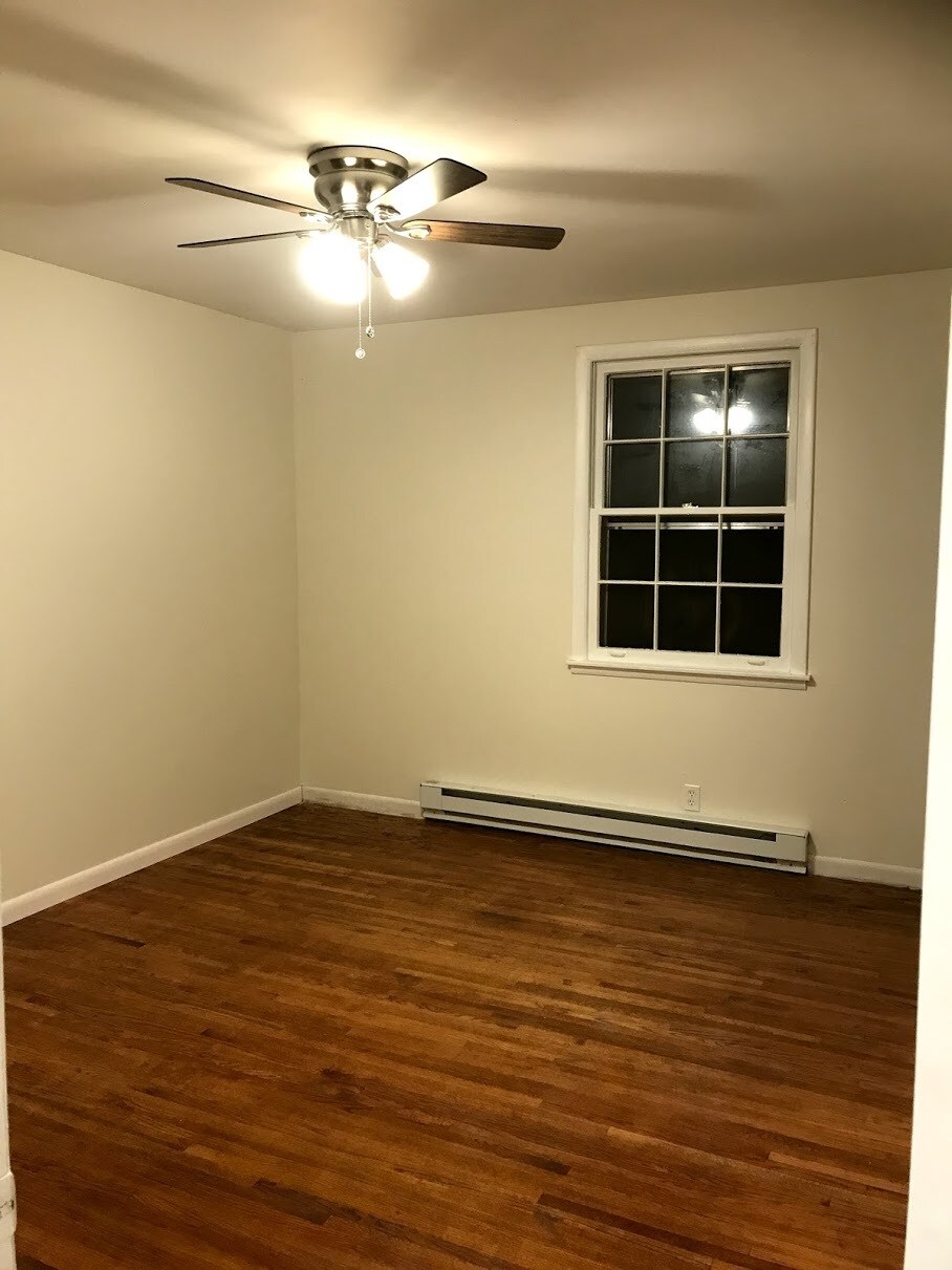 Building Photo - 1707 Woodside Dr