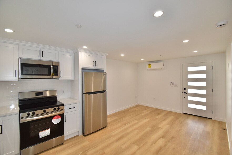 Building Photo - 14830 Dickens St