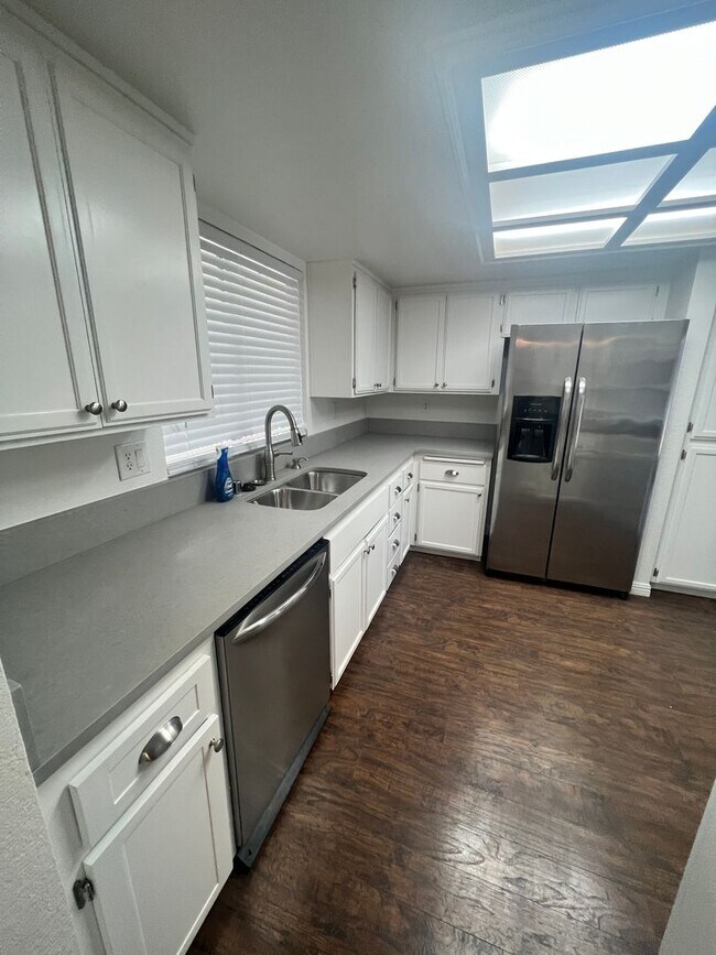 Building Photo - MOVE IN READY! Great looking home on a court location with low maintenance landscaping.