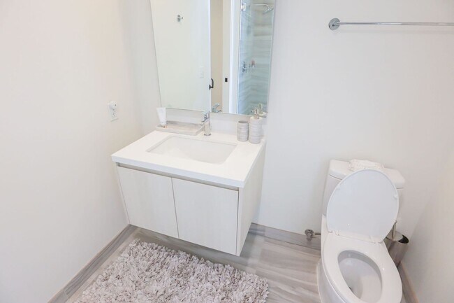 Building Photo - Luxurious Jewel high-rise condo unit; FULL...