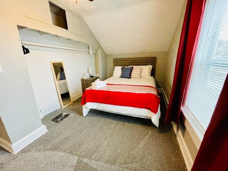 Building Photo - 926 N Walts Ave