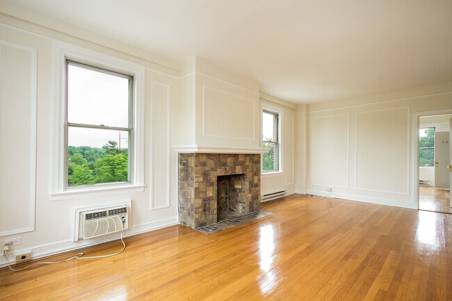 Living room - 400 W Hortter St