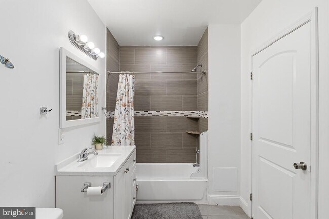 Building Photo - 925 N Broad St