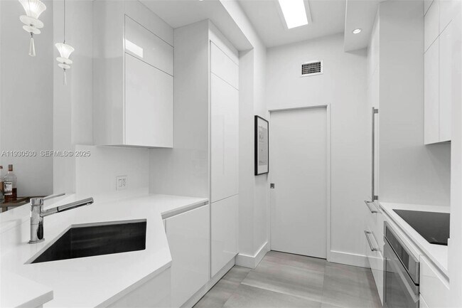 Building Photo - 888 Brickell Key Dr