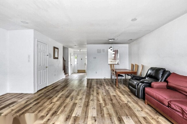 Building Photo - Charming 3BR Townhouse in Wyndham Place - Lakewood