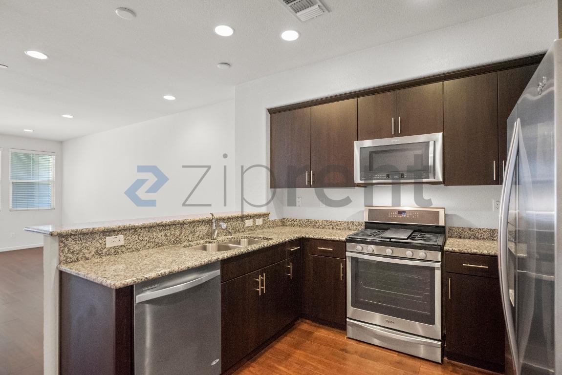 Building Photo - Unit