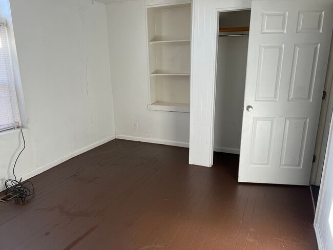 Building Photo - Private Guy Room in 5 bedroom 2 bath triplex