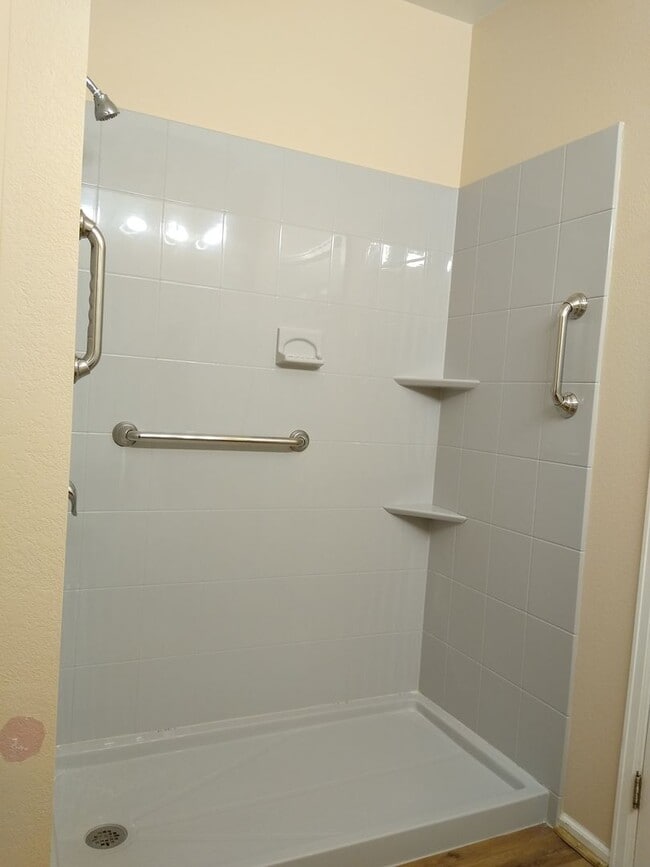 Building Photo - Super 2 Bedroom 2 Bath Townhome with 2 Car Garage Near Aurora Hills Golf Course