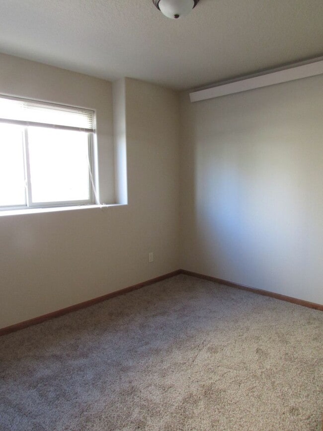 Building Photo - r1350