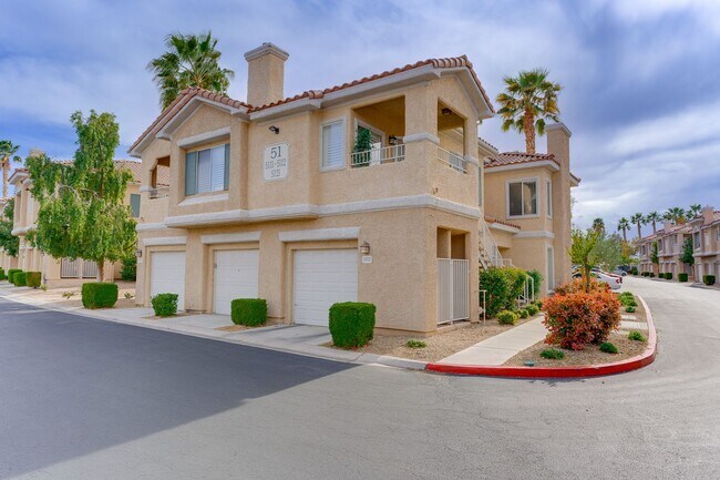 Building Photo - Exceptional 2 Bedroom in Desirable Location & Stunning Amenities