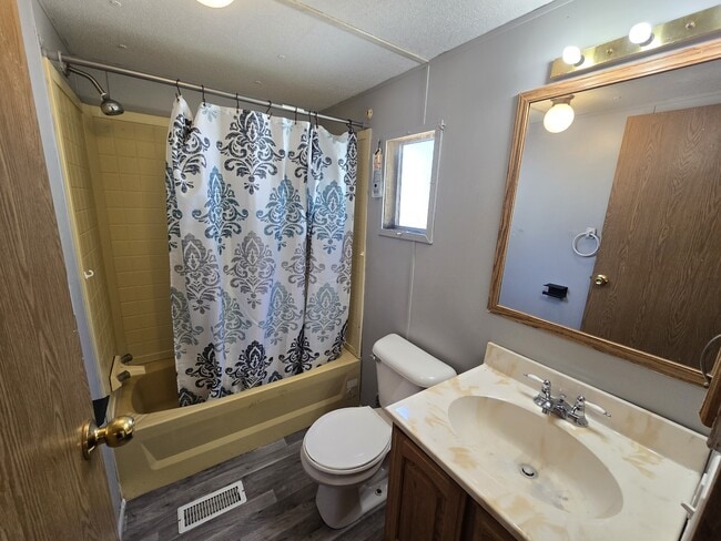 Building Photo - 700 W Ridgeway Ave