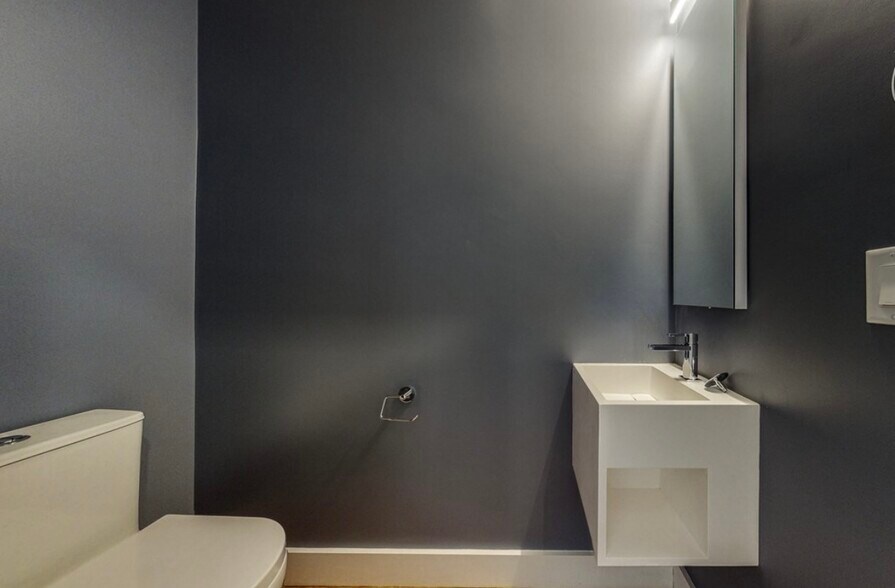 first floor bathroom - 58 Lincoln St