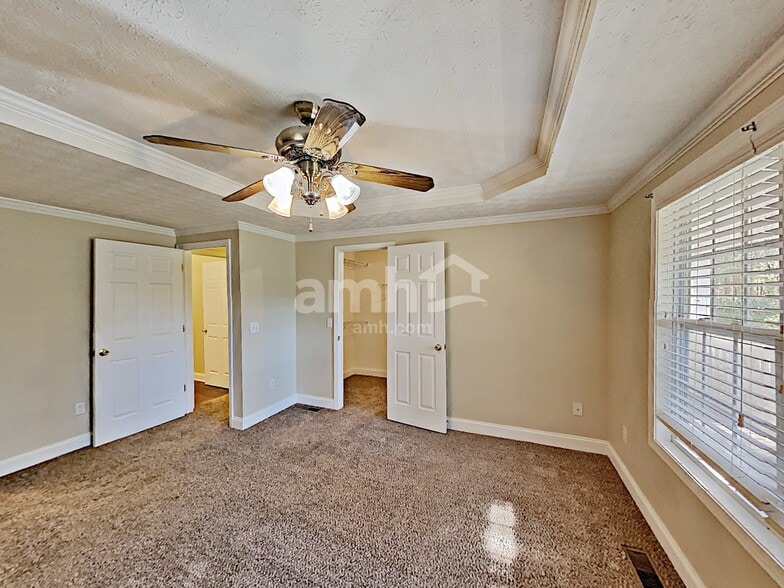 Building Photo - 887 Kendall Park Dr