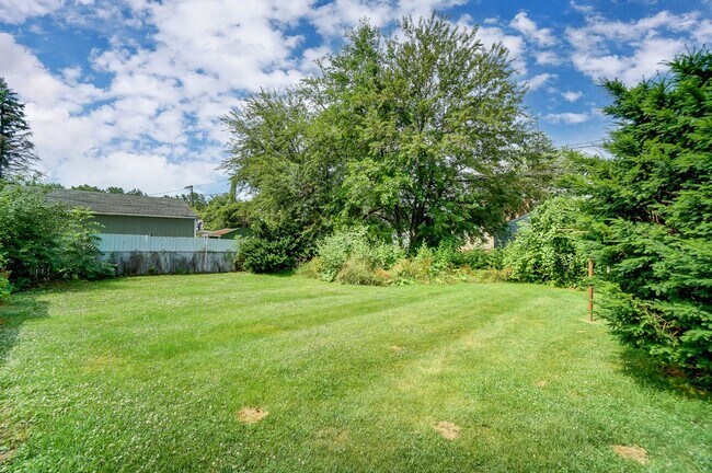 Building Photo - 347 Darrow Ave