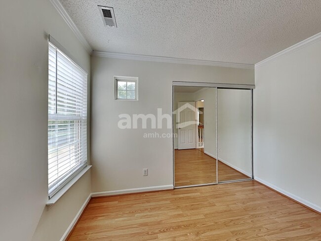 Building Photo - 1717 Beacon Valley Dr