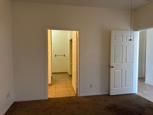 Building Photo - 2834