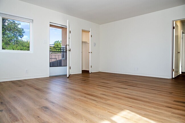 Building Photo - 730 E Magnolia Blvd