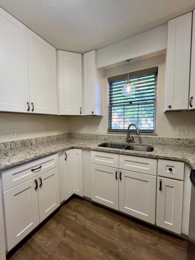 Building Photo - Charming 2 Bedroom Townhouse