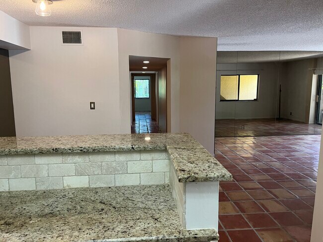 Building Photo - 1815 S Olive Ave