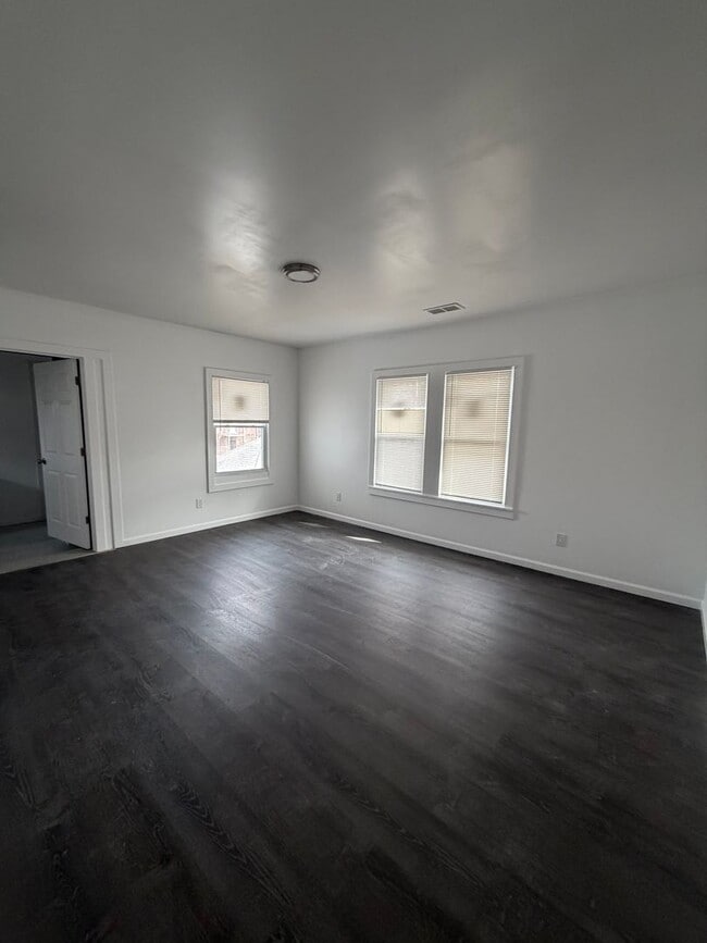 Building Photo - 3 Bedroom 2 bath duplex