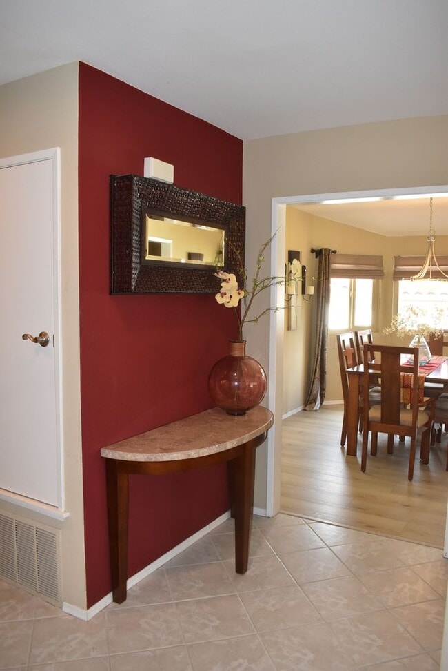 Building Photo - 2 Bedroom 2 Bath Single Story Golf Course ...