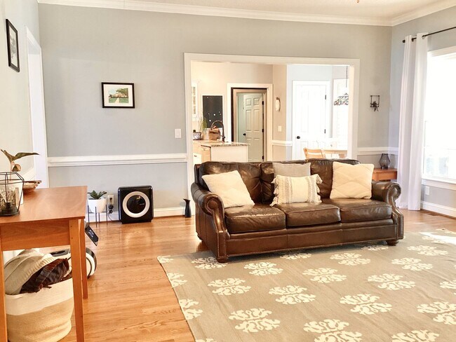 Building Photo - 4 Bed/3 Bath Spacious Home! Extra 2 Car Ga...