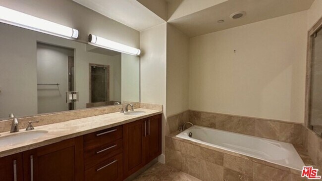 Building Photo - 2020 Holly Dr