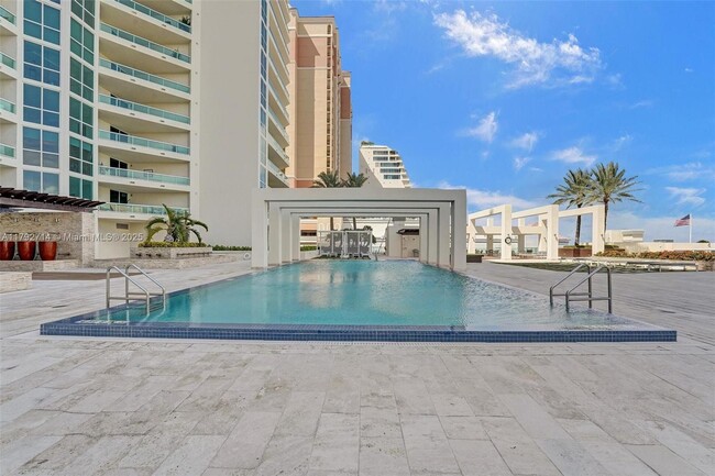 Building Photo - 101 S Fort Lauderdale Beach Blvd